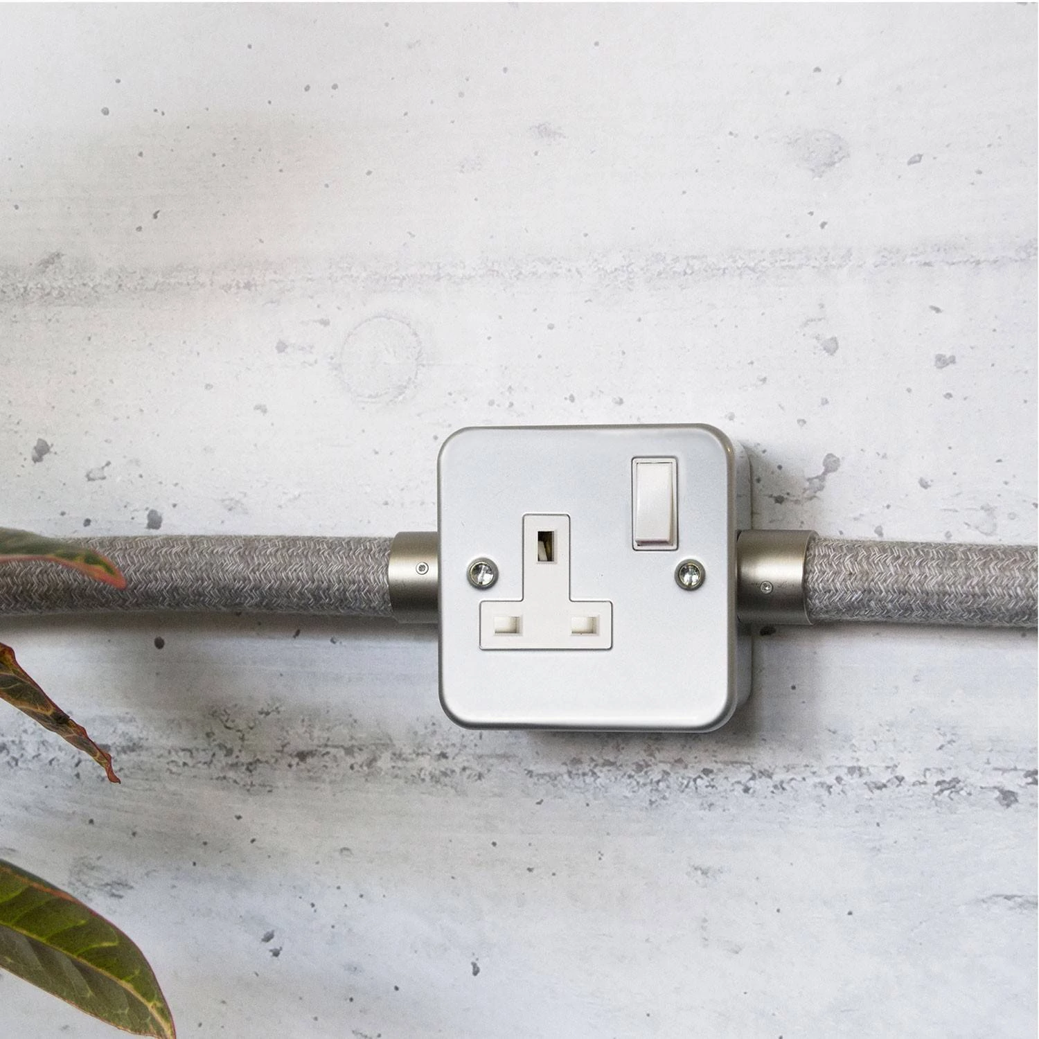 Caja de pared de metal con enchufe de encendido / apagado UK