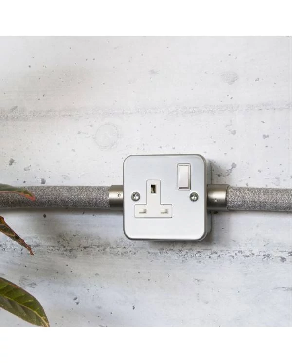 Caja de pared de metal con enchufe de encendido / apagado UK