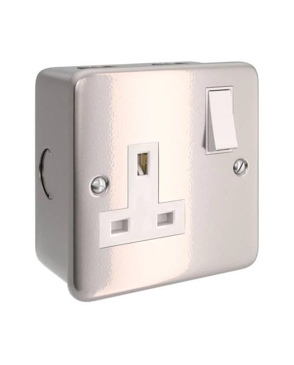 Caja de pared de metal con enchufe de encendido / apagado UK