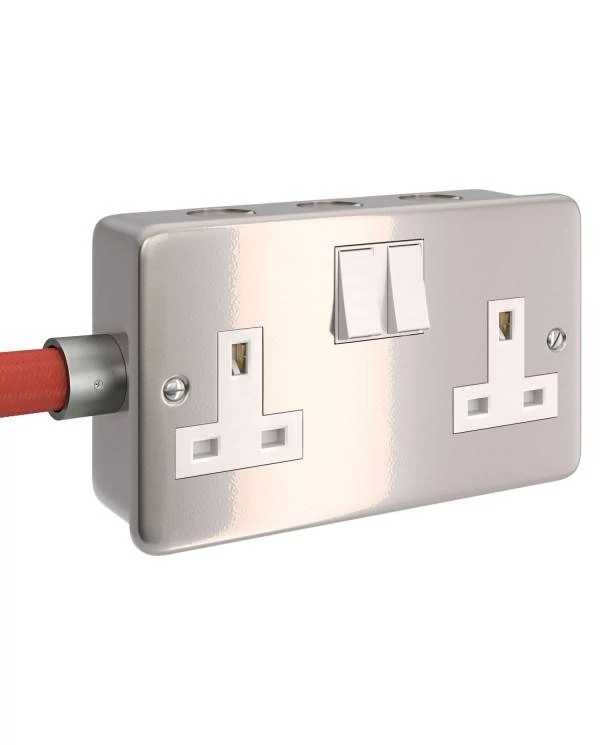 Caja de pared de metal con doble enchufe de encendido / apagado UK