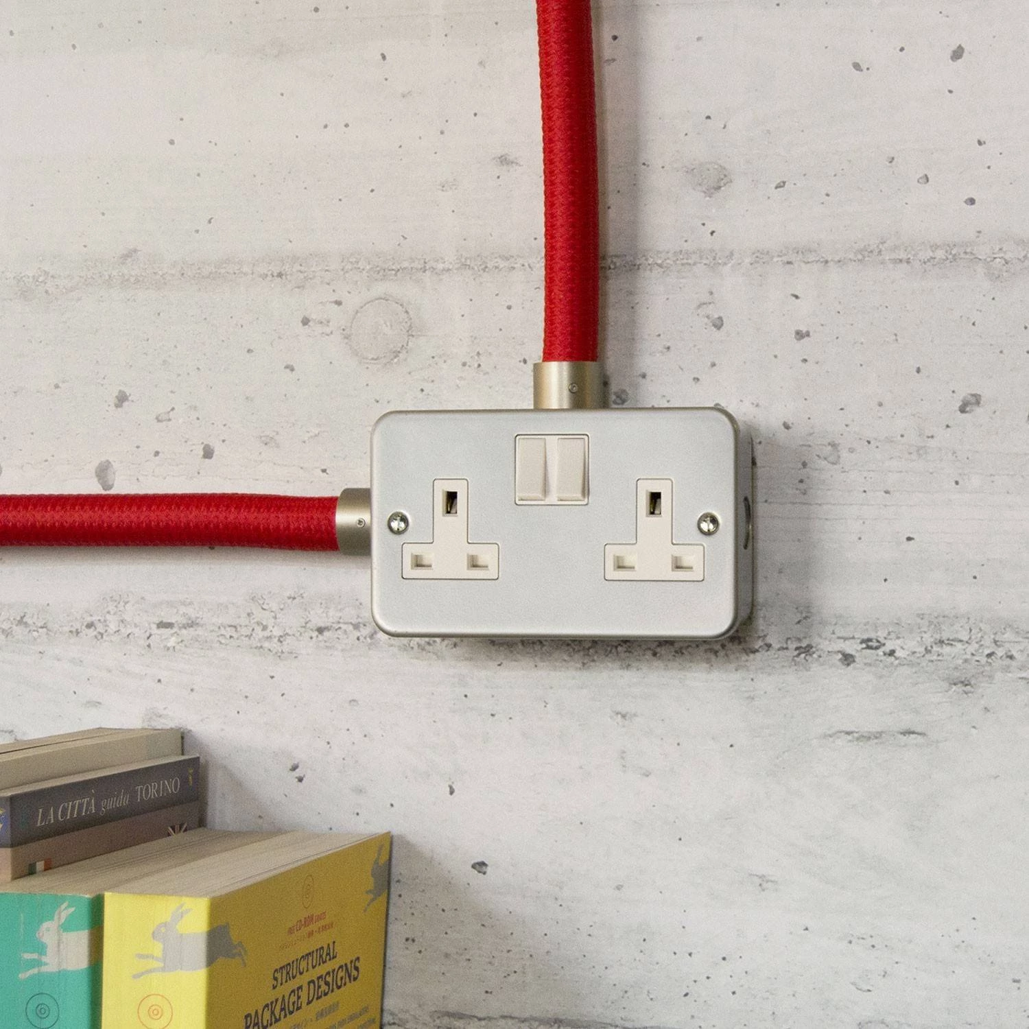 Caja de pared de metal con doble enchufe de encendido / apagado UK