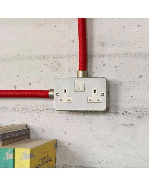 Caja de pared de metal con doble enchufe de encendido / apagado UK