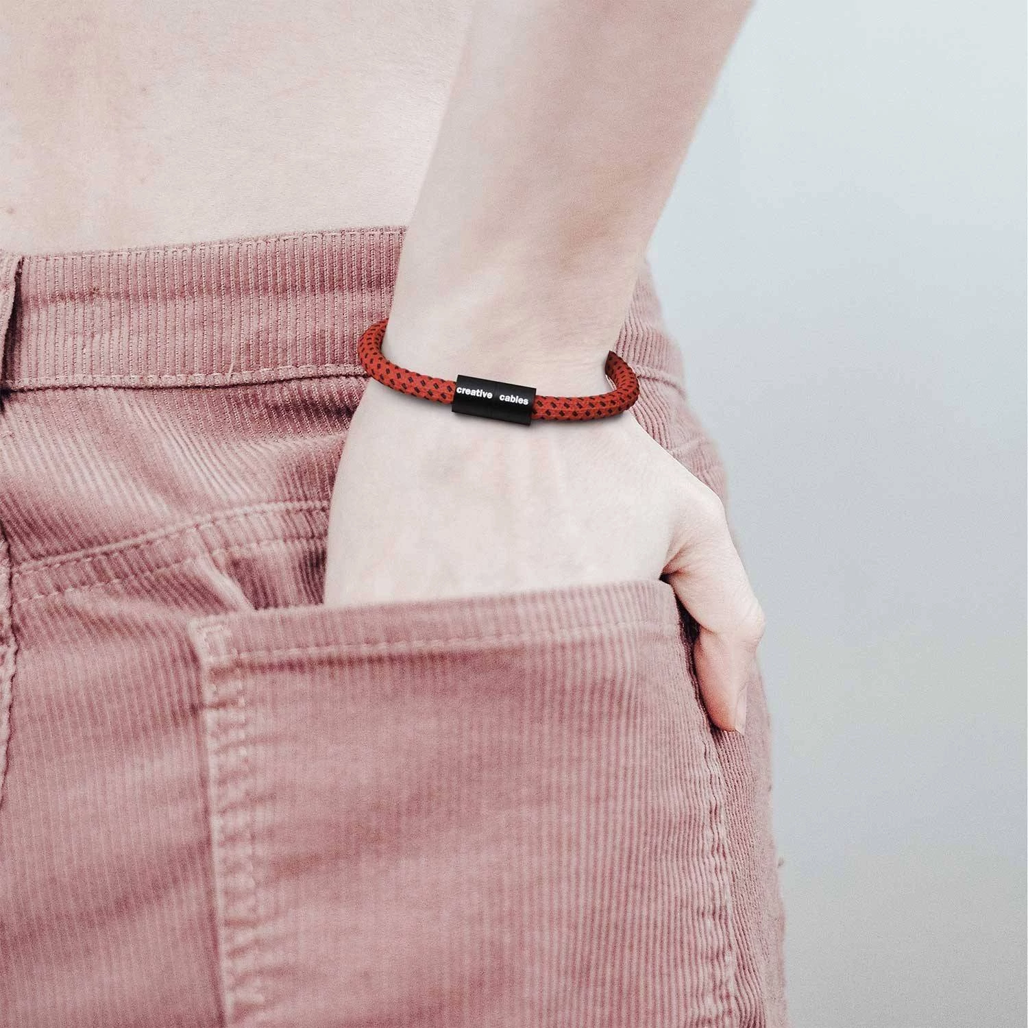 Pulsera con cierre magnético negro mate y cable RT94