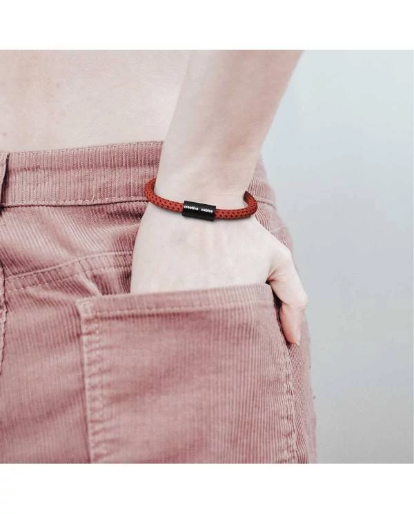 Pulsera con cierre magnético negro mate y cable RT94