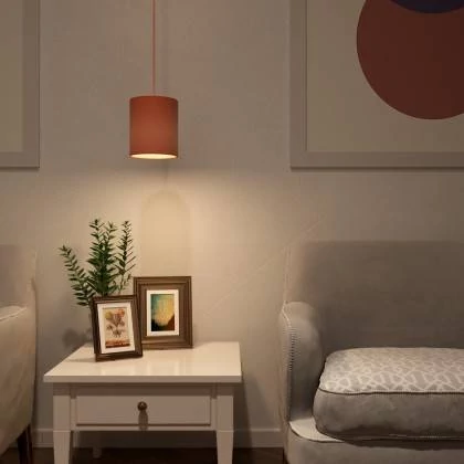Lámpara de colores con con pantalla cilíndrica de tela.