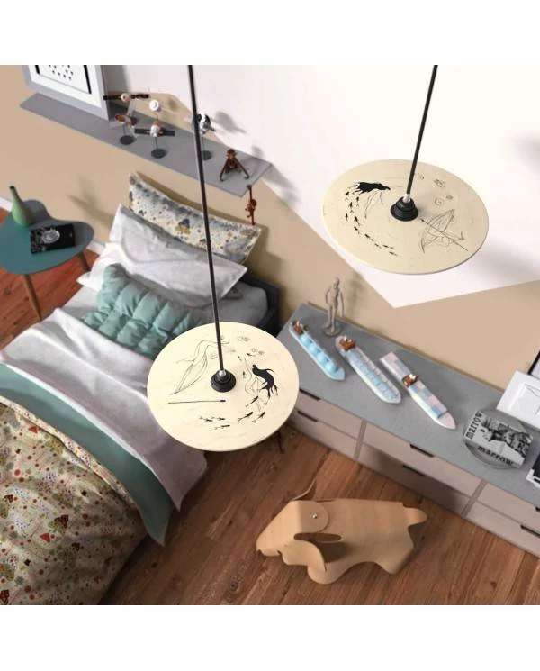 Lámpara de colores con pantalla de madera ilustrada.