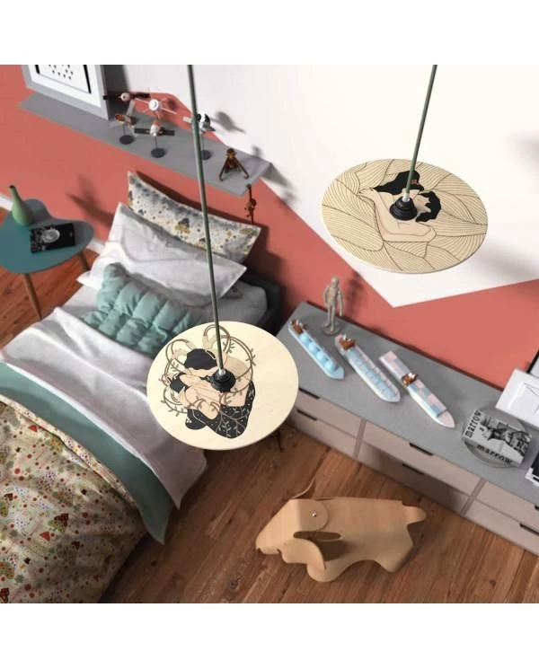 Lámpara de colores con pantalla de madera ilustrada.