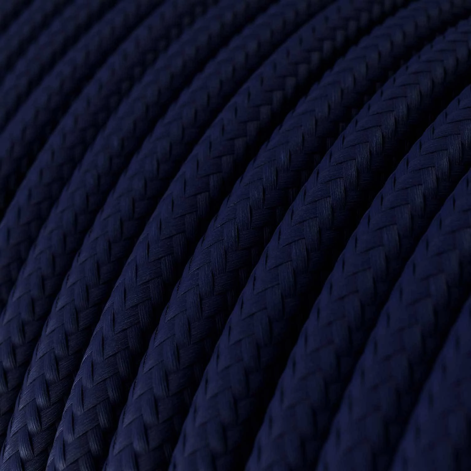 Lámpara de colores con pantalla de madera ilustrada.