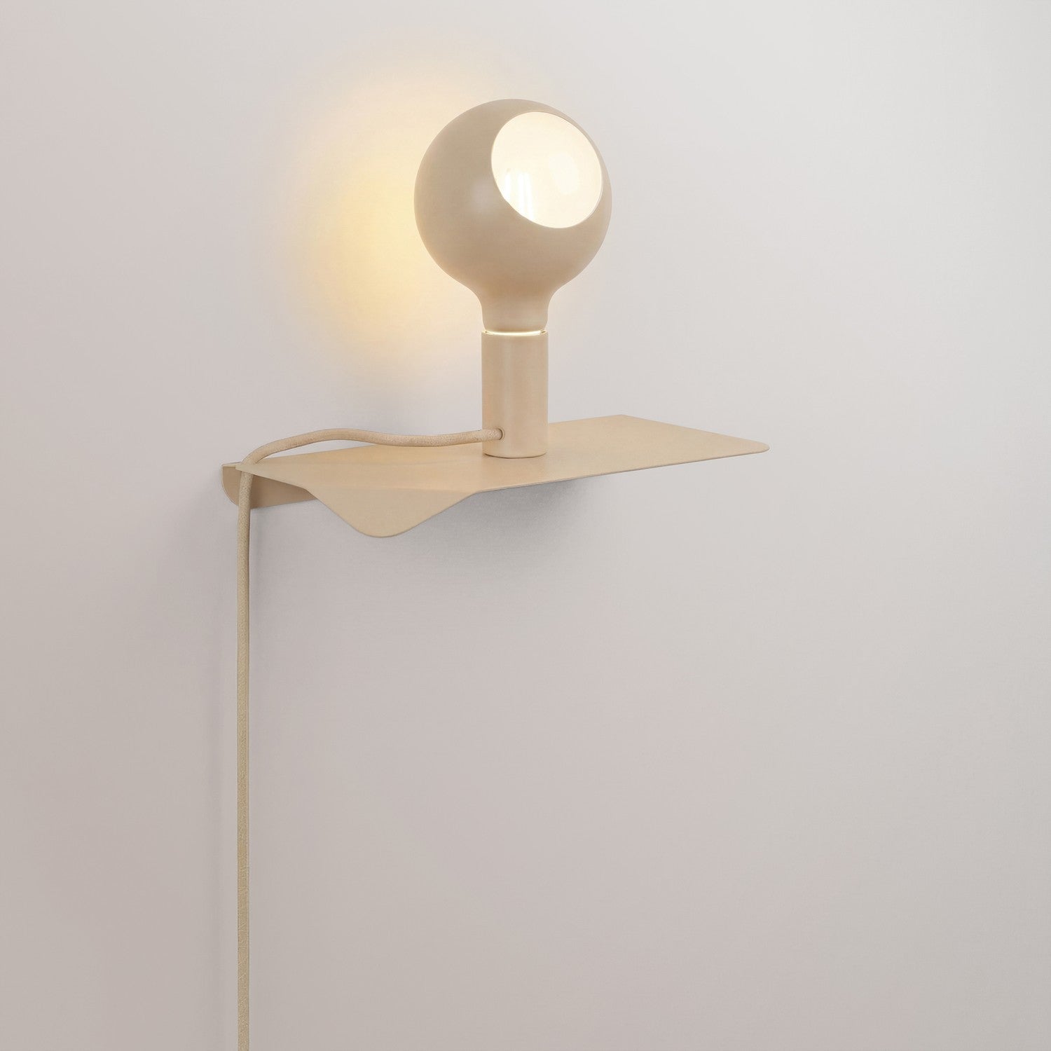 Combo Camo - Lampada con mensola e spina UK - Panna