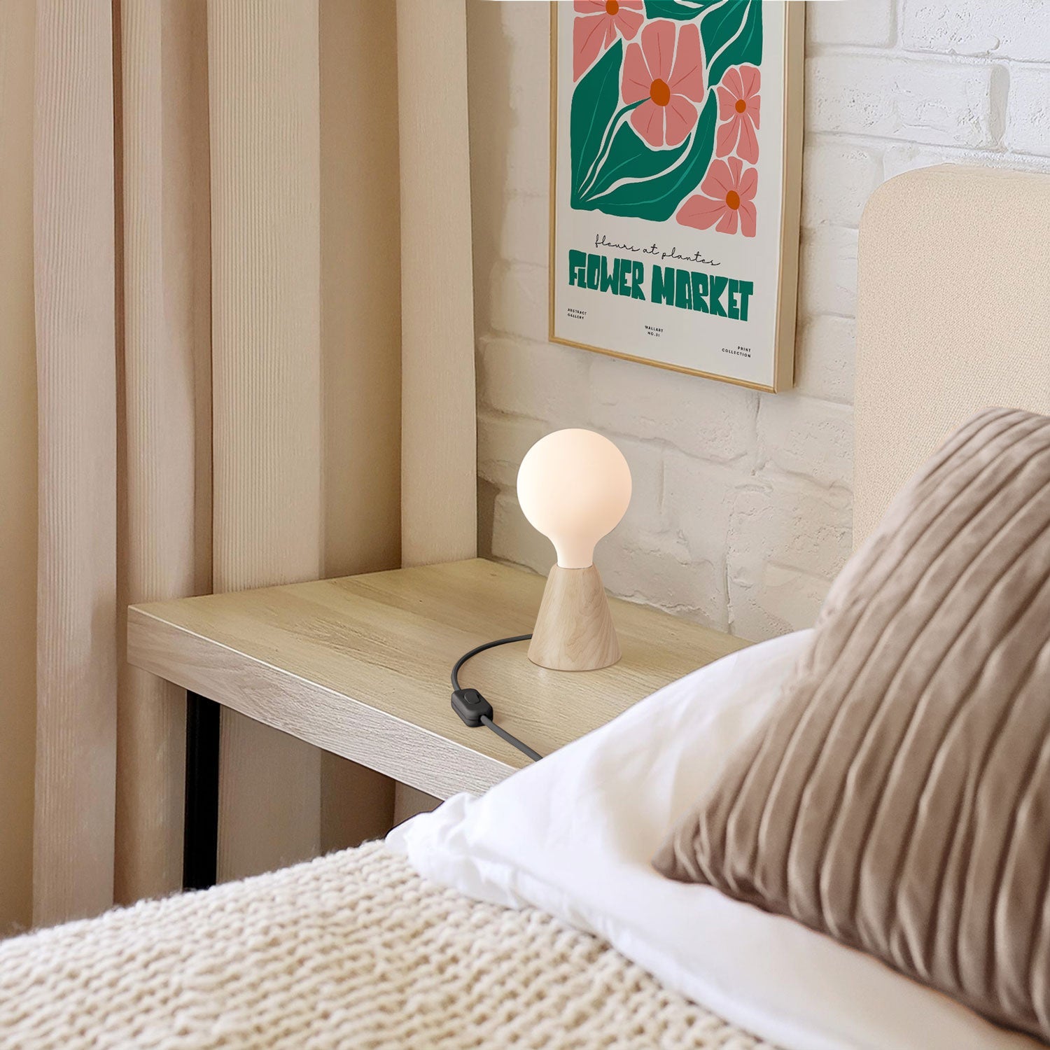 Lampada da tavolo con base in ontano, lampadina a effetto porcellana, cavo RM04 e spina EU