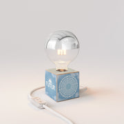 Lampada da tavolo Cubetto "Futur" con lampadina globo mezza sfera argento - Futur Festival